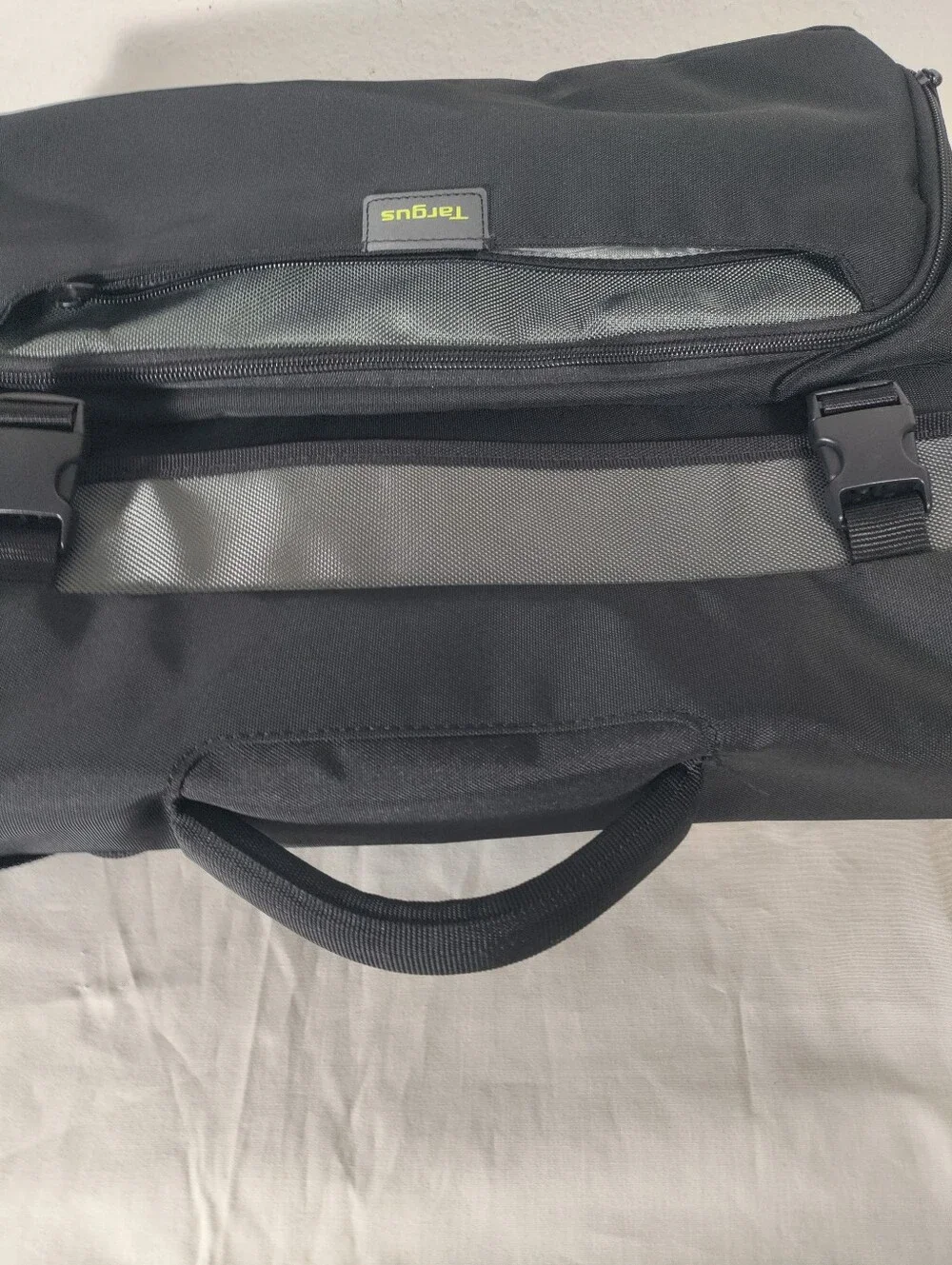 Like New Targus City Gear Hybrid Messenger TCG270 + Targus Trax Sleeve TSS677US
